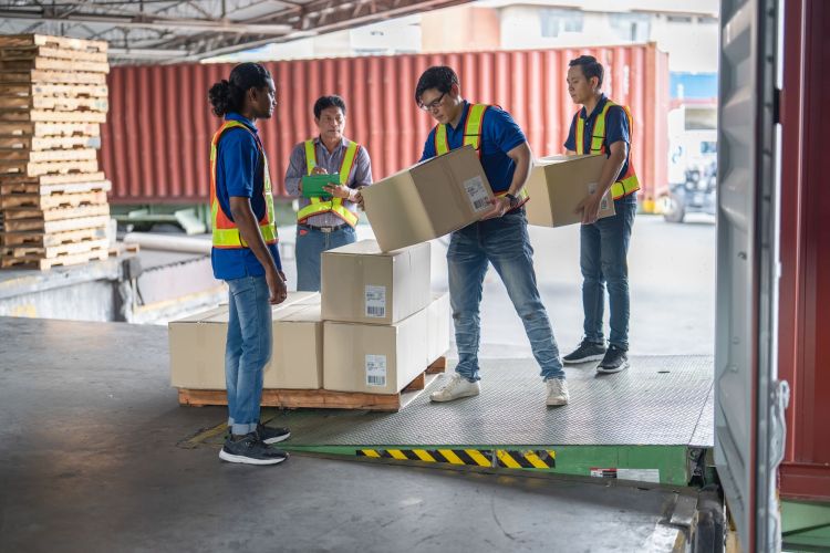 4 men Warehouse worker open doors steel 40 feet container